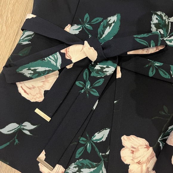 Floral peplum tube top size medium - Picture 4 of 6